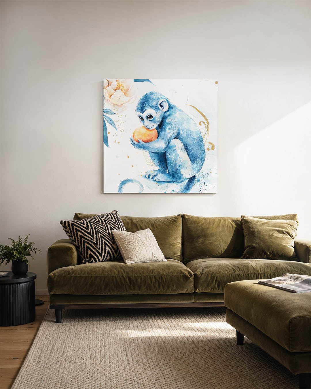 Speelse blauwe aap kunstwerk – sfeerbeeld – dit kunstwerk toont een blauwe aap die een oranje vrucht vasthoudt. De zachte