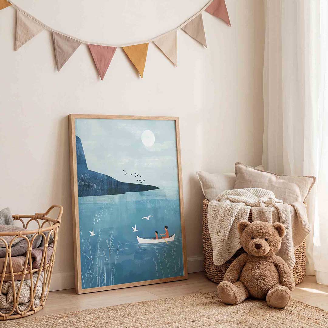 Roeiboot op blauwe zee – speelse wandkunst als portret kinderposter