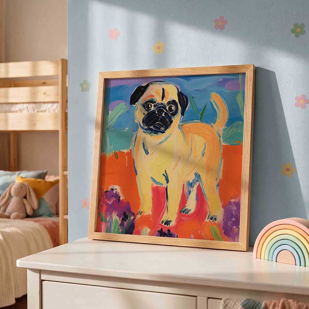 Mopshond op kleurrijke achtergrond – speelse wandkunst als vierkante kinderposter