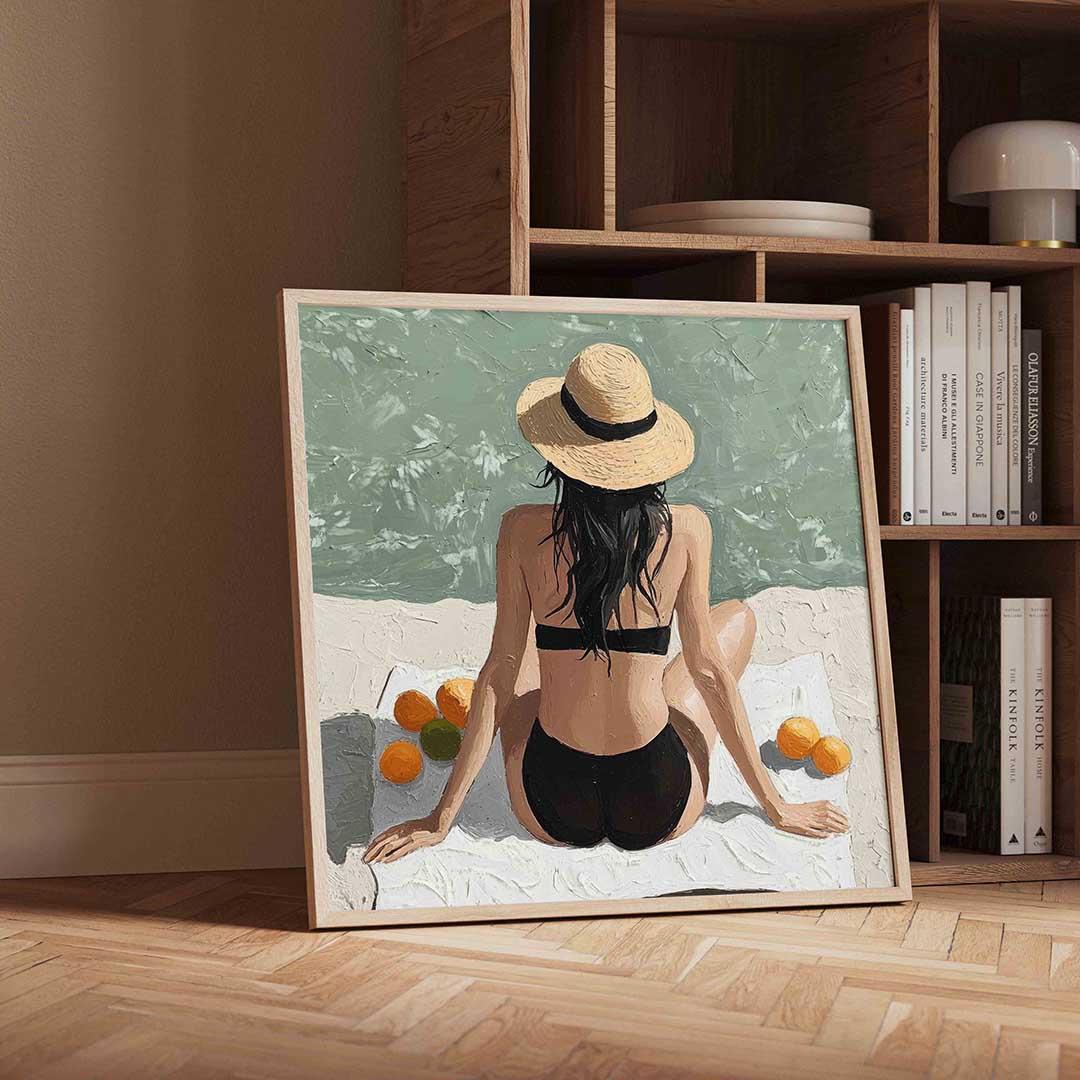 Vrouw op strand met hoed – vierkante moderne wanddecoratie van WallArtistic