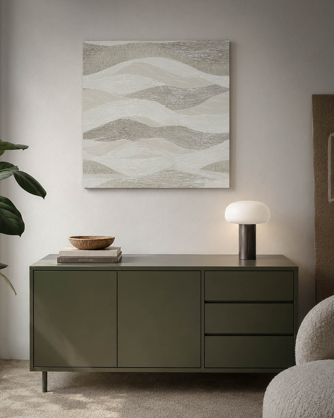 Golvende lijnen kunstwerk – detailweergave – dit werk toont vloeiende, golvende lijnen in beige en wit, die een rustgevende