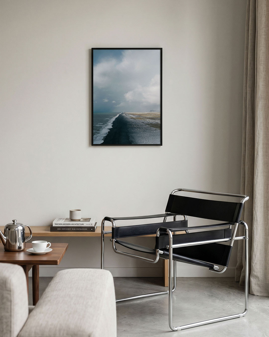 Kustlandschap poster – tweede productweergave – een kustlijn met een lucht en golven die het strand raken. De kleuren zijn