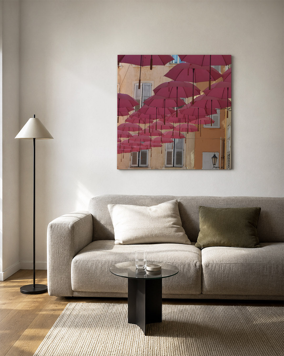 Vrolijke paraplu's kunstwerk – vierkante wanddecoratie – deze kunstwerk toont een lucht vol roze paraplu's tegen een