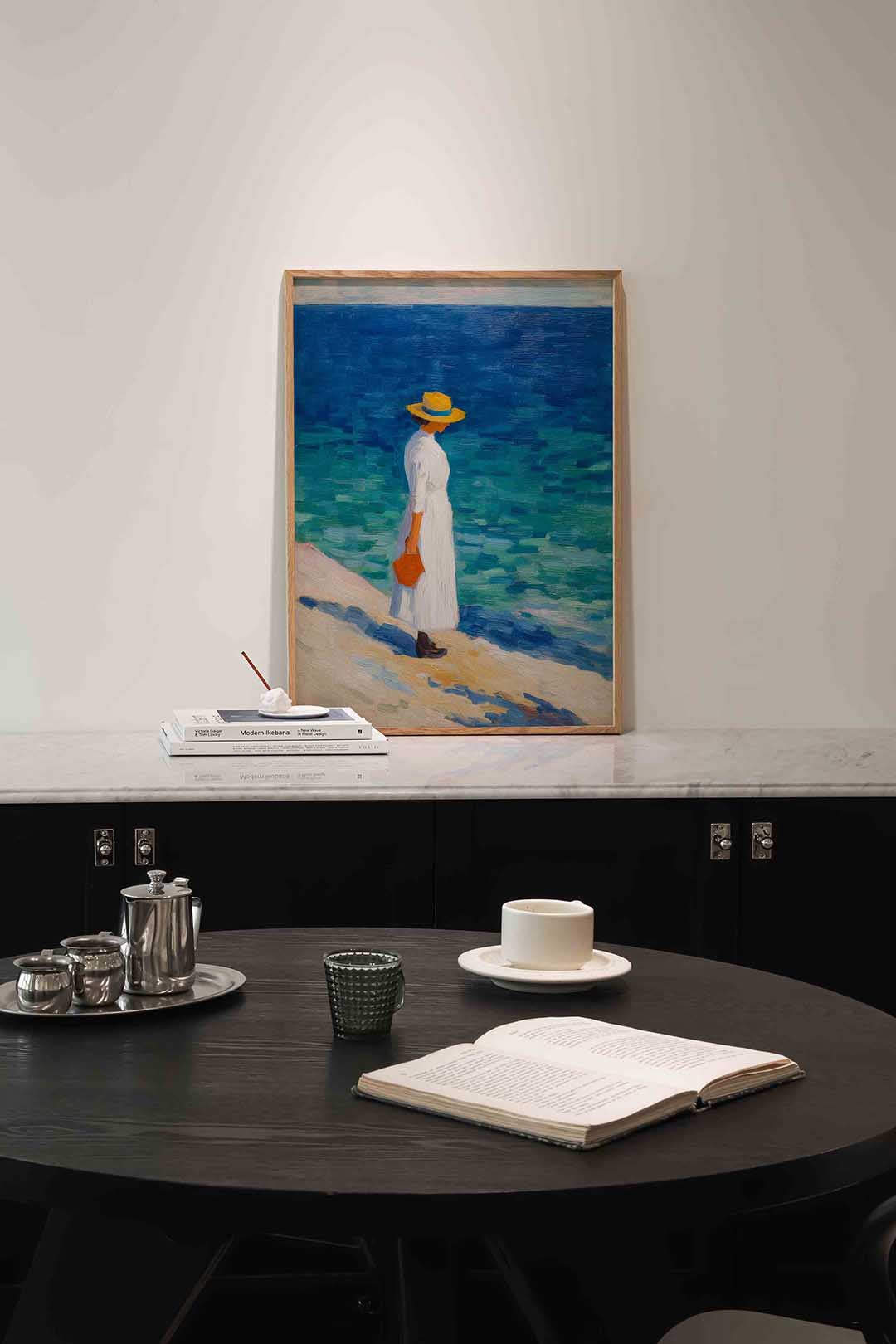 Vrouw bij zee – abstracte poster in staand formaat