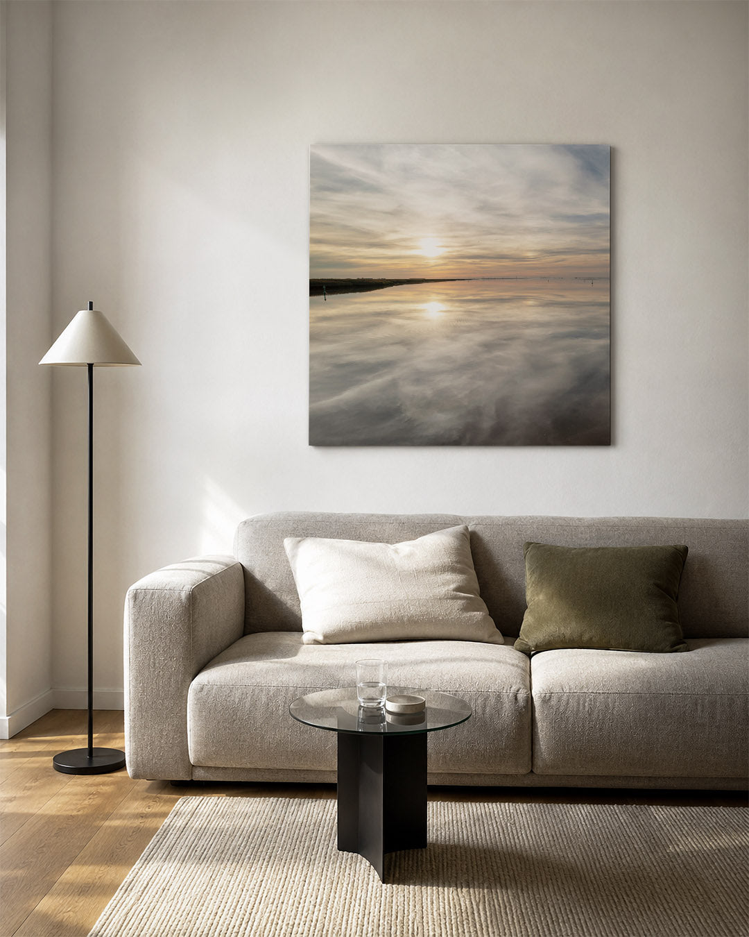 Rustige zonsondergang kunstwerk – vierkante wanddecoratie – deze kunstwerk toont een zonsondergang boven een spiegelglad