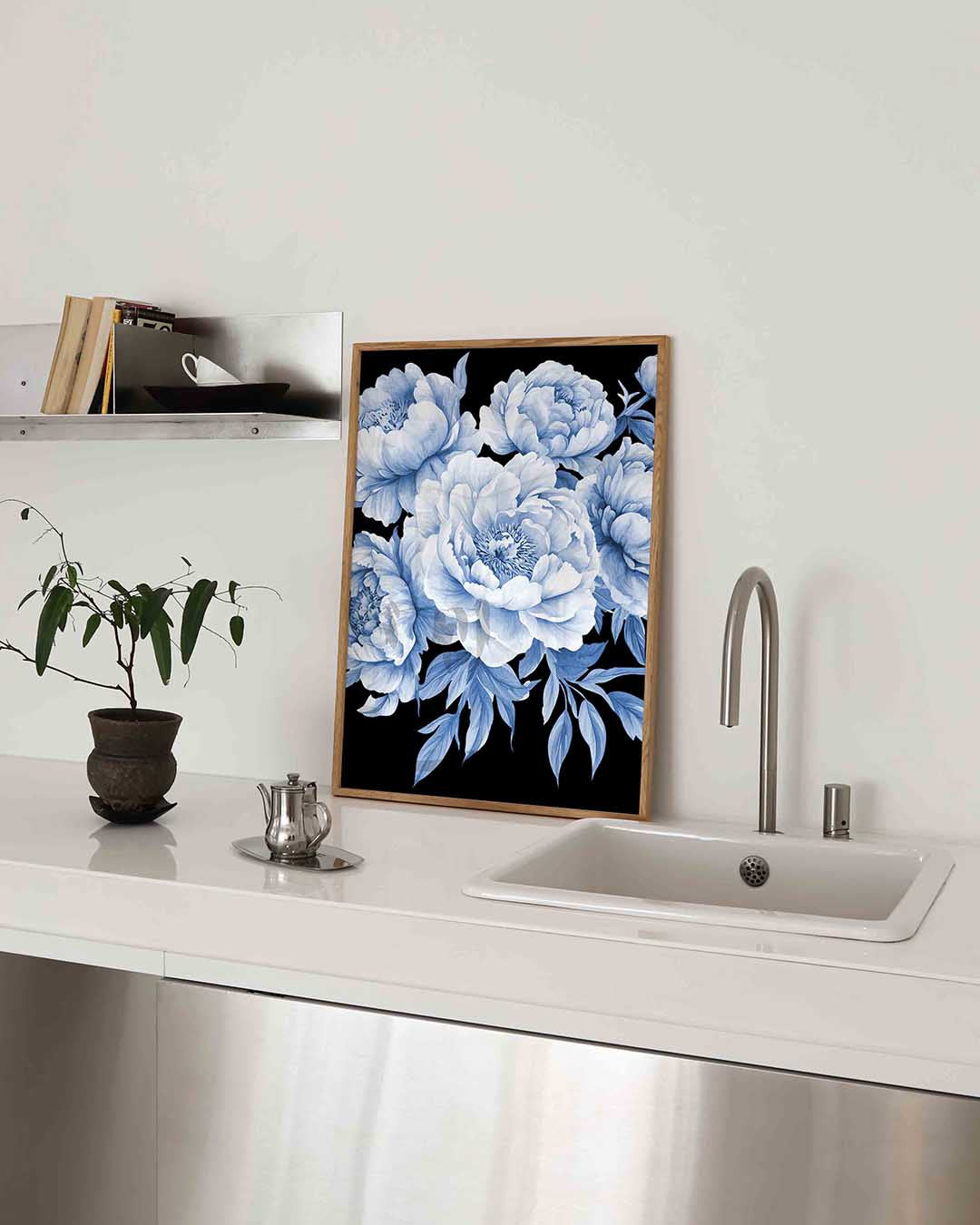 Blauwe bloemen – blauw-witte poster in staand formaat