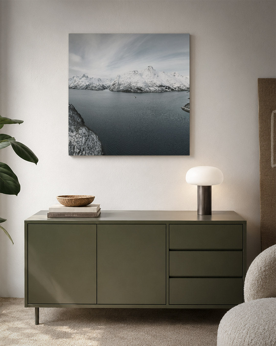 Rustige berglandschap kunstwerk – detailweergave – een serene scène van besneeuwde bergen en een kalme zee. De lucht is
