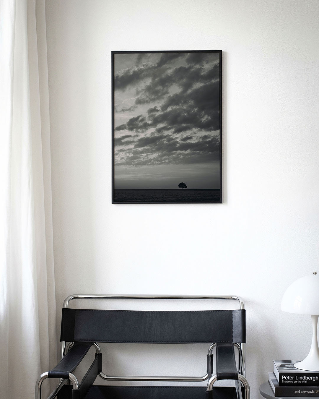 Eenzame boom landschap poster – derde productweergave – deze poster toont een eenzame boom onder een dramatische lucht vol