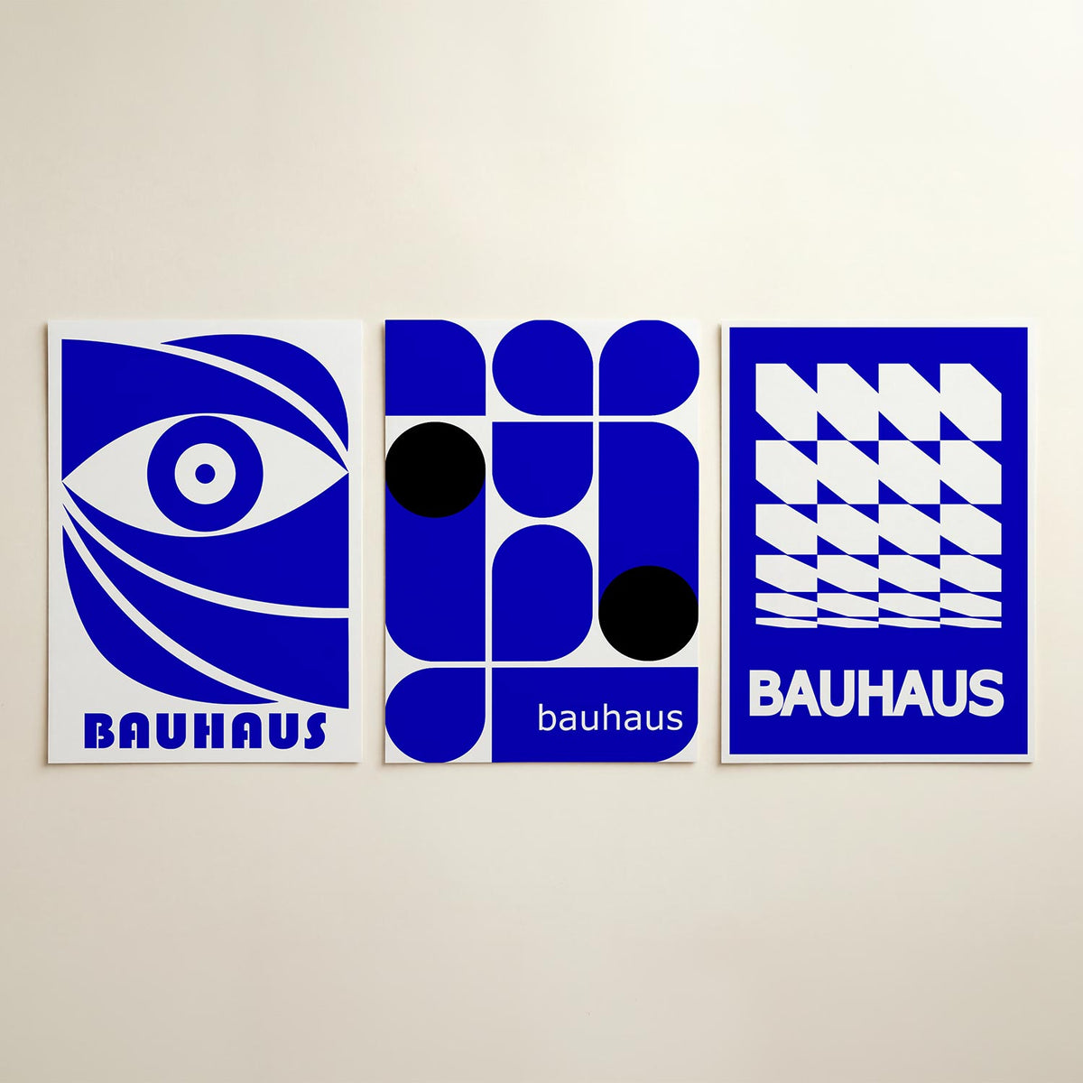 Oog en lijnen posterset – detailweergave – een blauw oog met strakke lijnen en gebogen vormen, omlijst door een helder