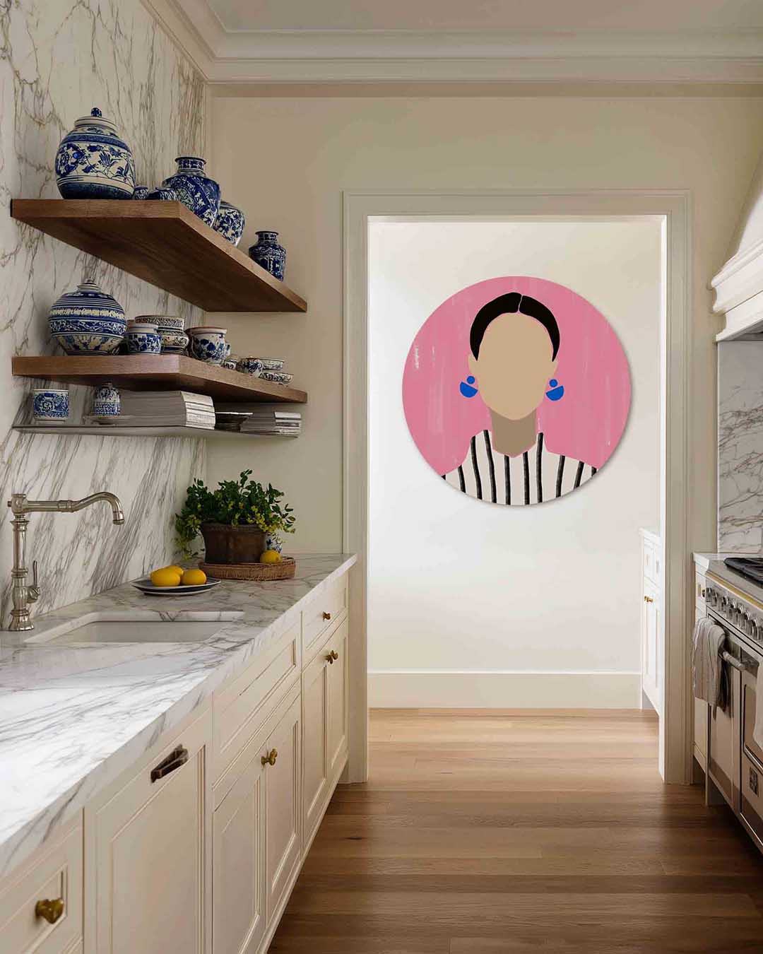 Vrouw met blauwe oorbellen – kleurrijke Pop Art muurcirkel voor aan de muur