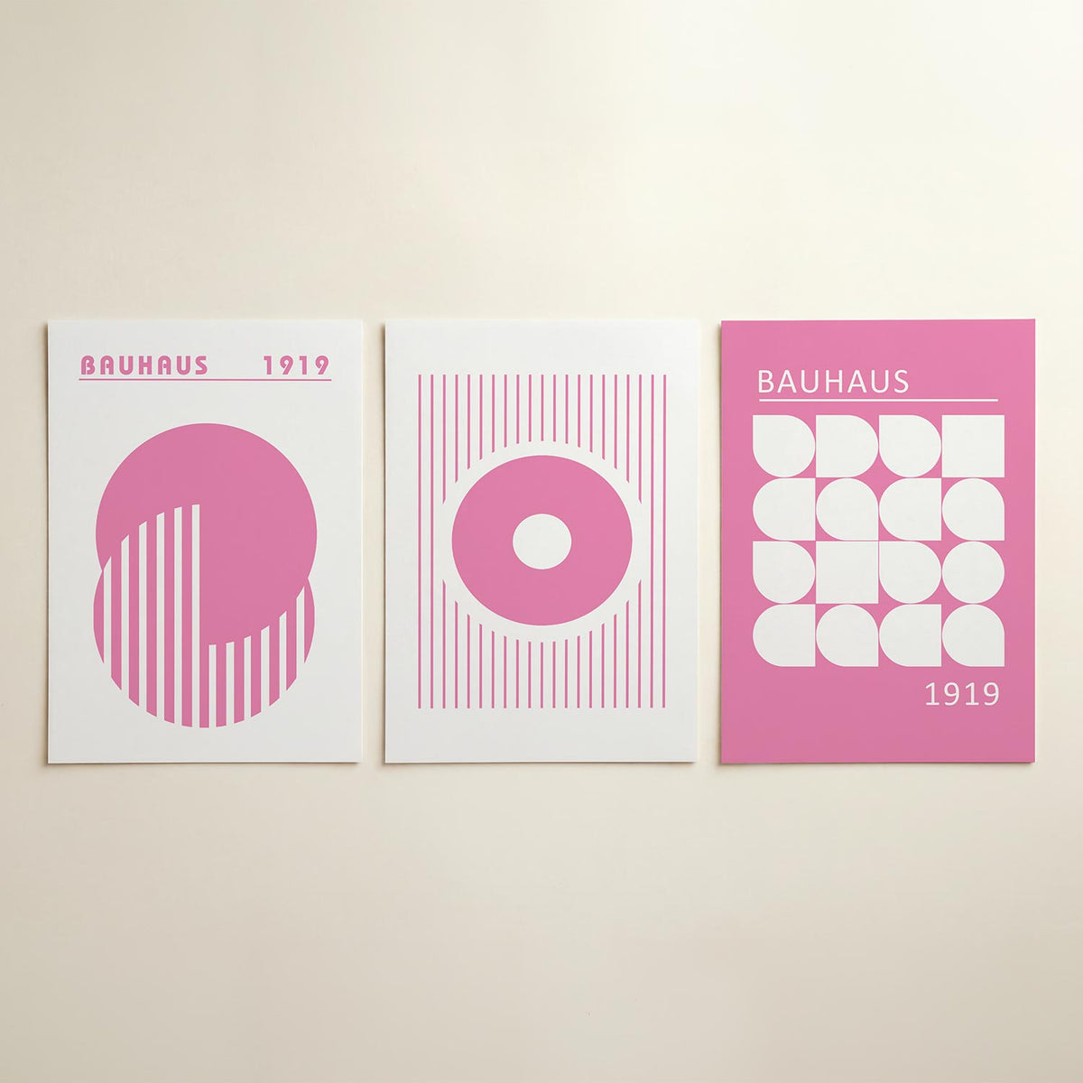 Roze cirkelspel posterset – detailweergave – deze posterset in drie delen toont een grote roze cirkel met verticale witte