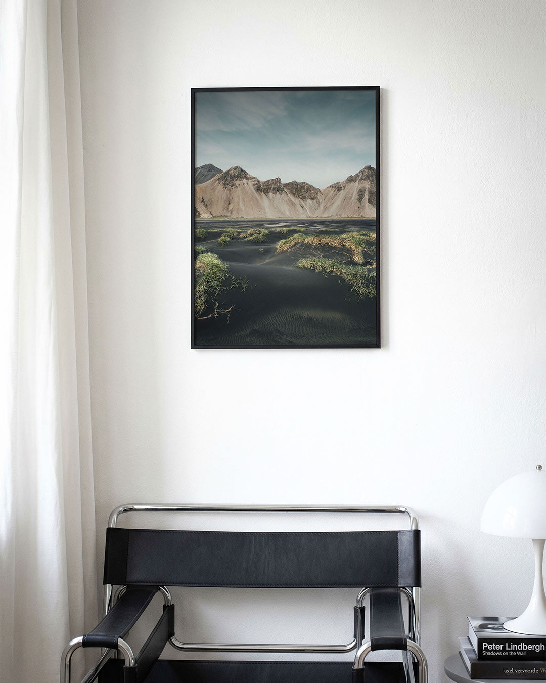 Berglandschap met zand poster – derde productweergave – deze poster toont een indrukwekkend berglandschap met donkere