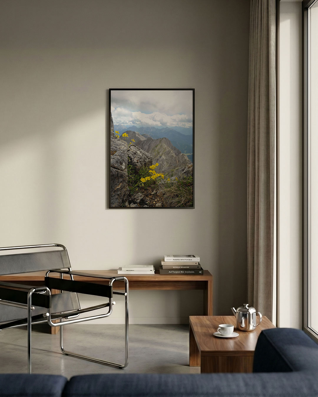 Berglandschap met bloemen poster – detailweergave – deze poster toont een berglandschap met gele bloemen op de voorgrond en