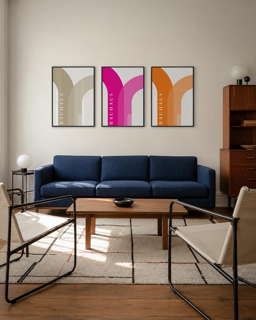 Kleurvlakken en lijnen driedelige posterset – deze posterset in drie delen toont zachte beige bogen en lijnen op een witte