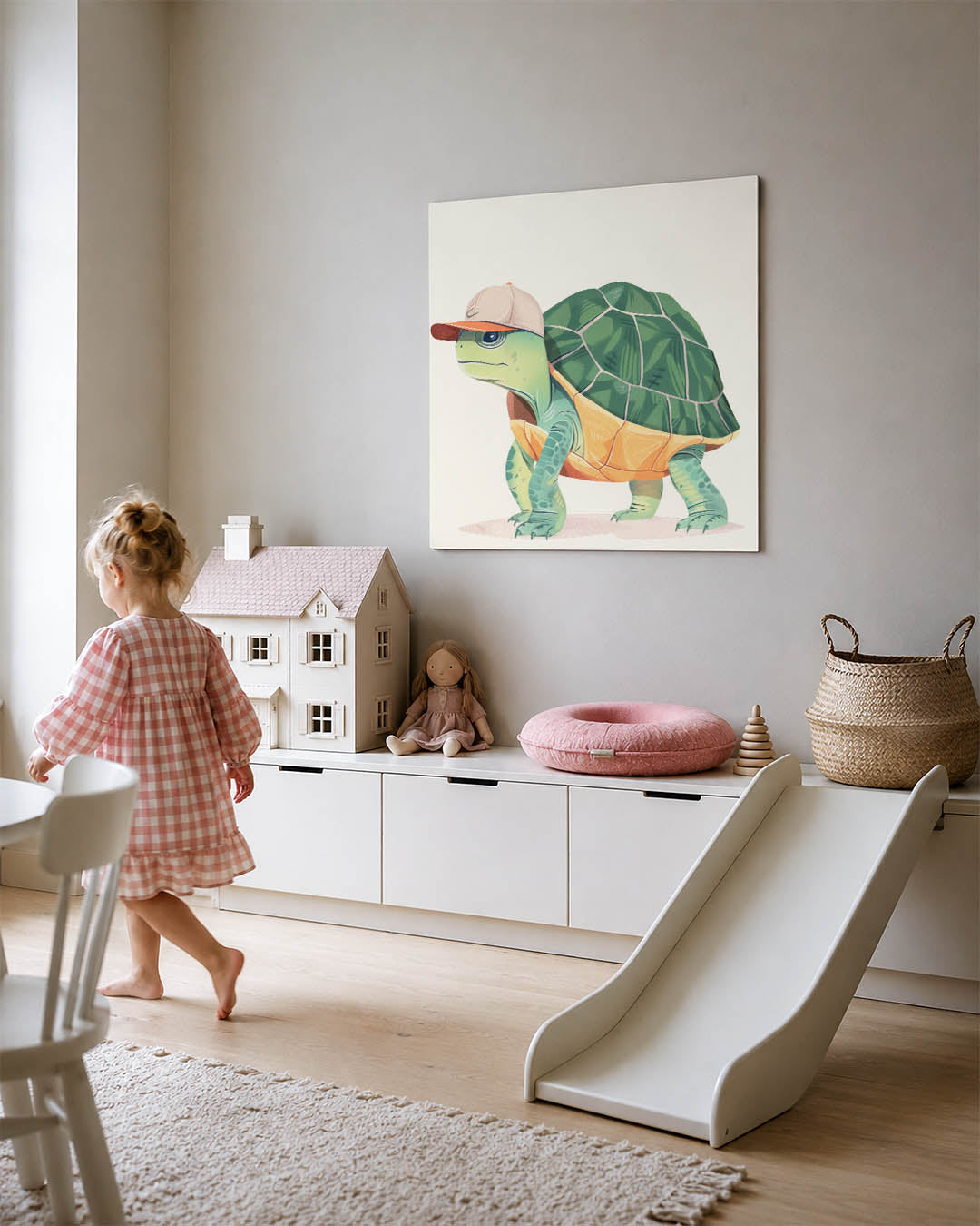 Speelse schildpad illustratie kunstwerk – tweede productweergave – dit werk toont een speelse schildpad met een pet, omlijst