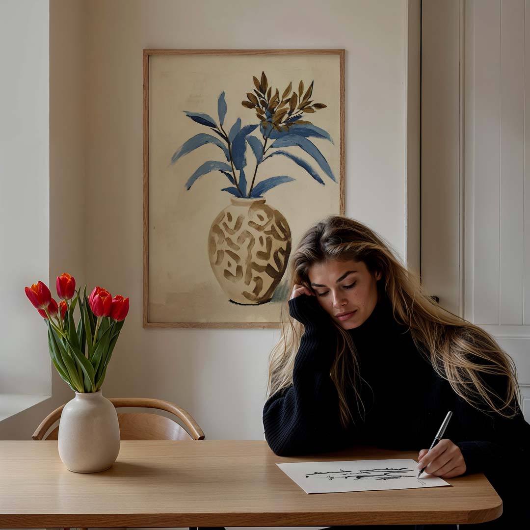 Vaas met blauwe bladeren – bloemen poster in staand formaat