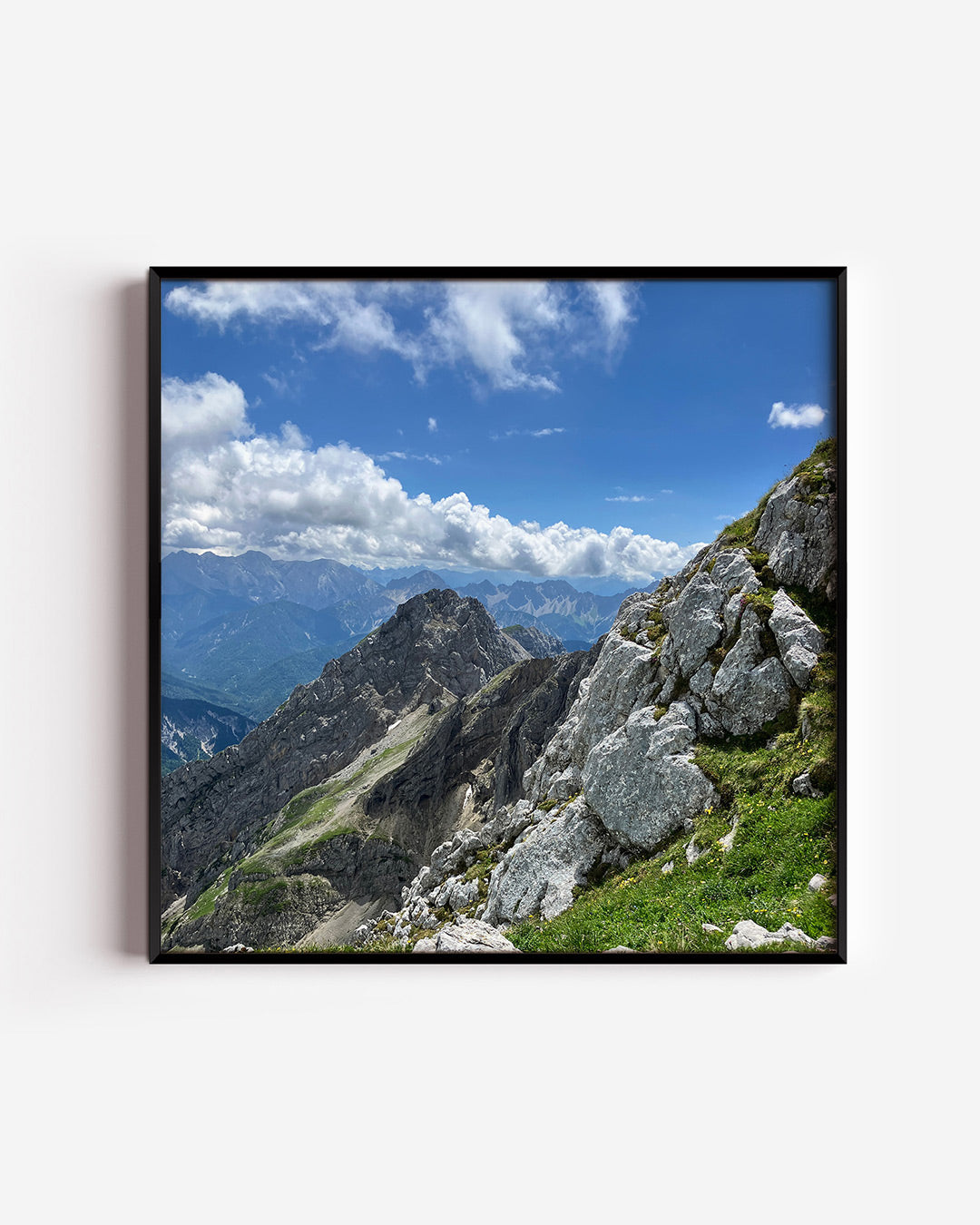 Berglandschap met wolken poster – vierkante wanddecoratie – deze poster toont een indrukwekkend berglandschap met ruige