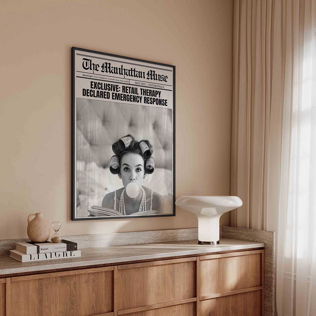 Vrouw met krulspelden – kleurrijke Pop Art poster in staand formaat