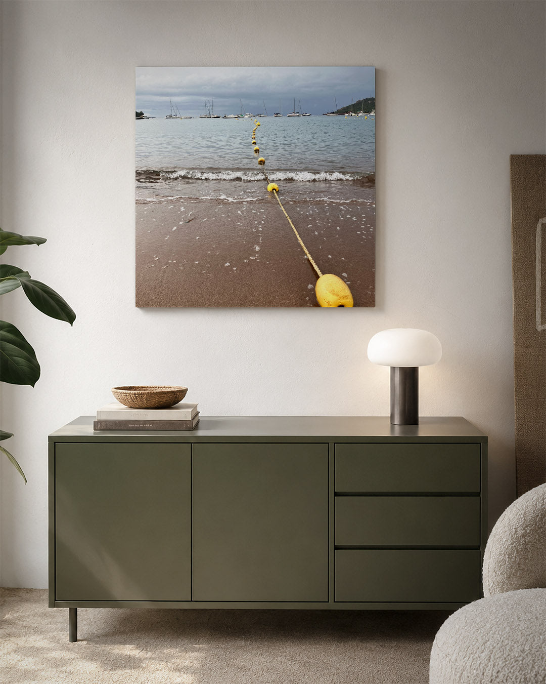 Strand en boeien kunstwerk – detailweergave – deze kunstwerk toont een strand met een lijn van gele boeien die naar de
