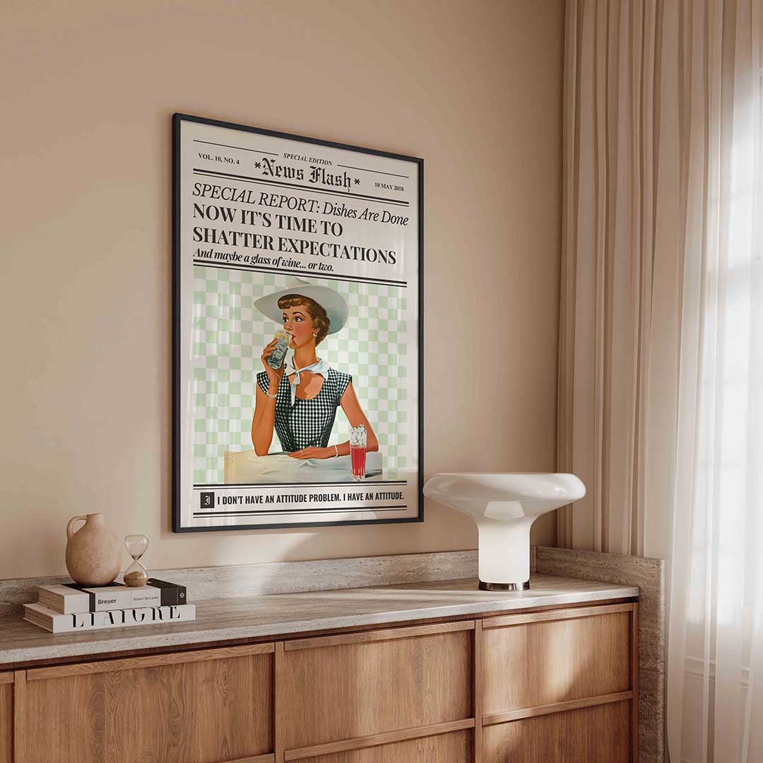 Vrouw met glas en tekst – kleurrijke Pop Art poster in staand formaat