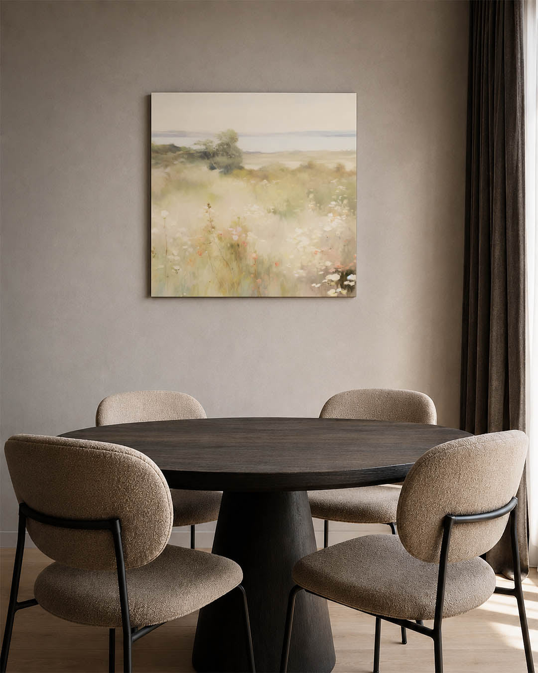 Dromerige bloemenweide kunstwerk – vierkante wanddecoratie – dit kunstwerk toont een zachte, wazige weergave van een