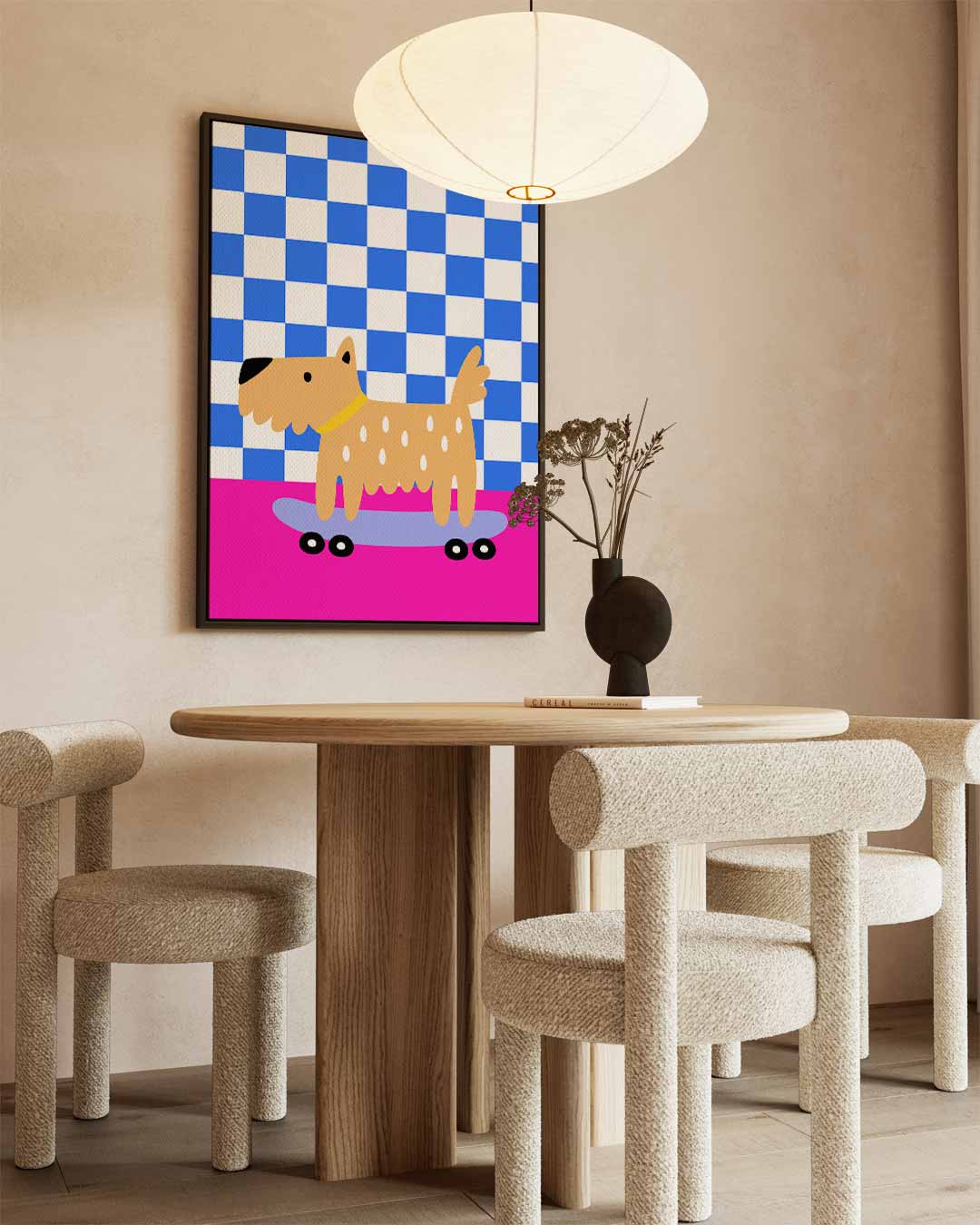 Hippe Hond op Skateboard – staand kunstwerk voor modern interieur