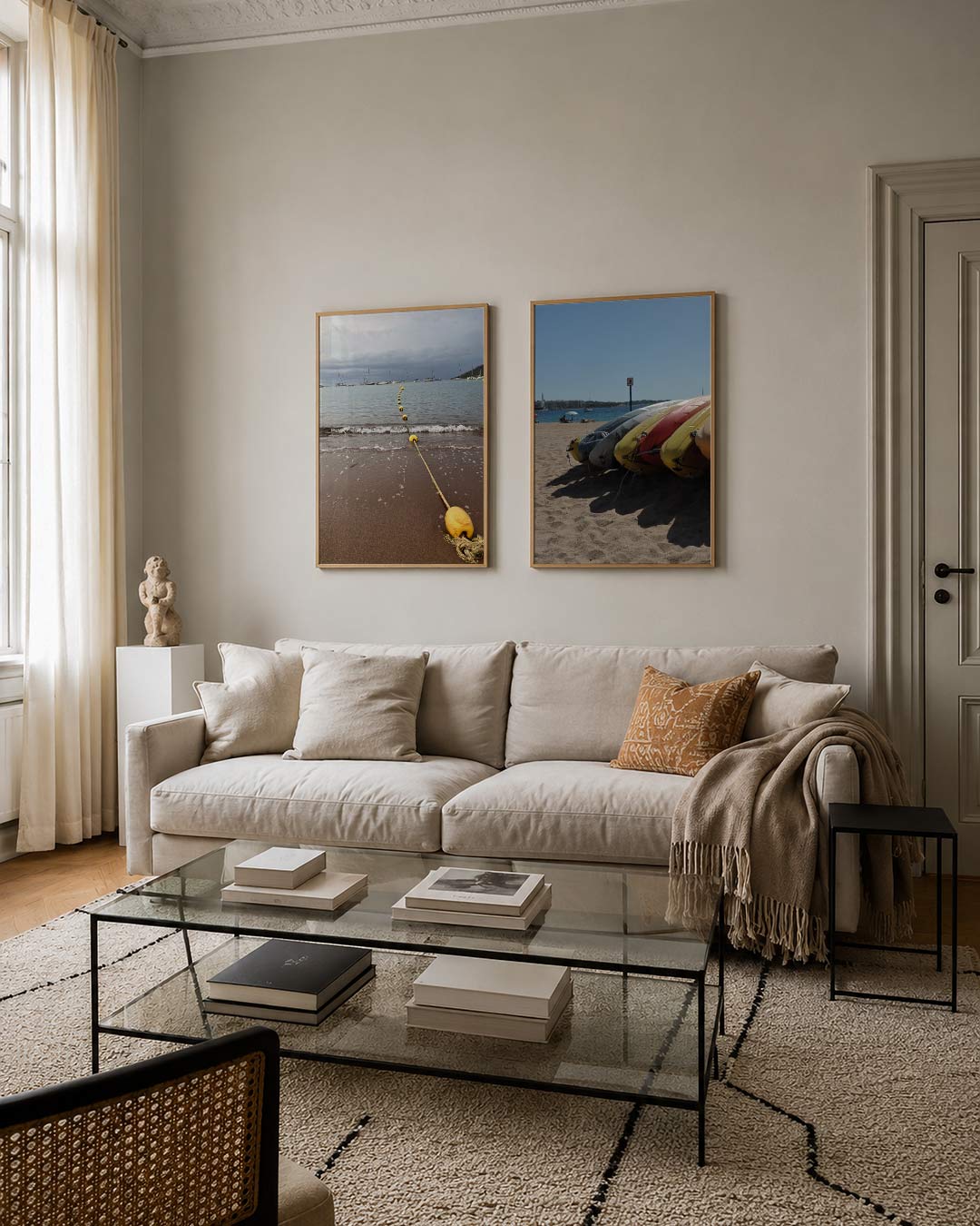 Zee en lijnen tweedelige posterset – een lijn van gele boeien leidt het oog van het strand naar de horizon, waar boten rustig