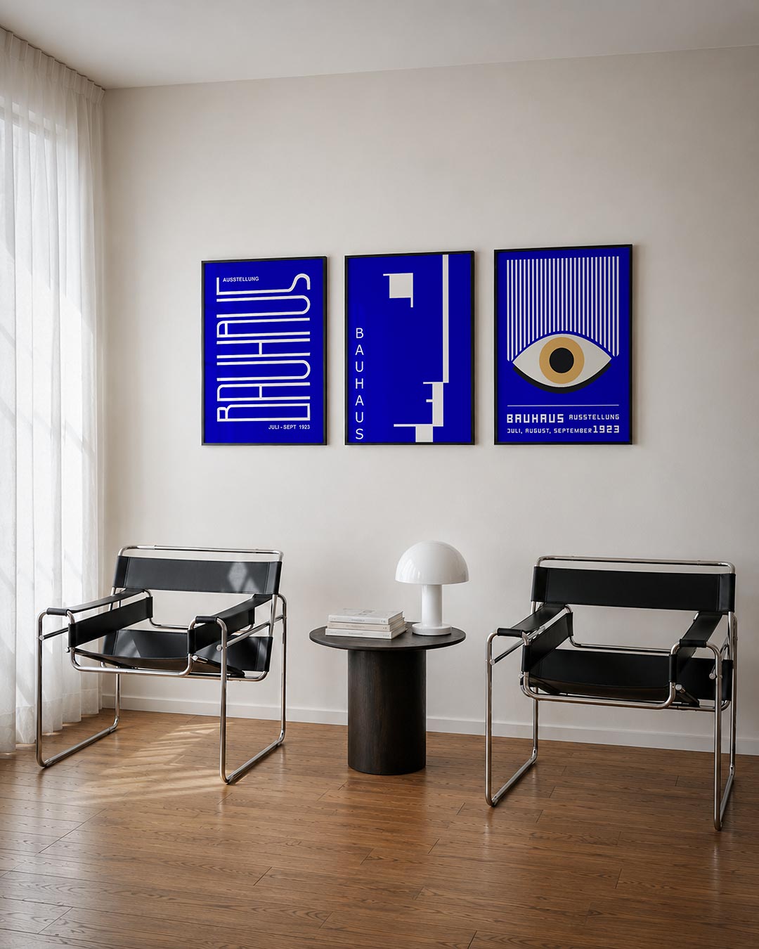 Lijnen en kleurvlakken driedelige posterset – deze poster speelt met een helder blauw vlak als achtergrond, waarop witte
