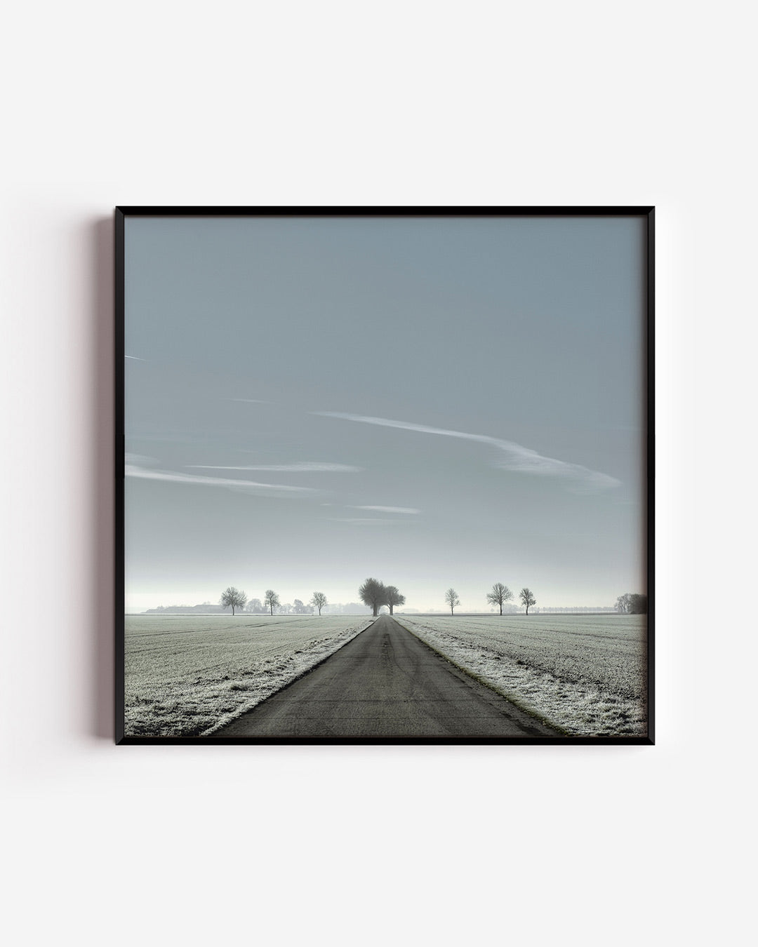 Rustige weglandschap poster – vierkante wanddecoratie – een lange weg strekt zich uit naar de horizon, geflankeerd door kale