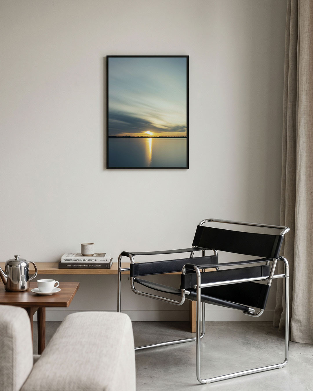 Zonsondergang reflectie poster – tweede productweergave – deze poster toont een serene zonsondergang boven een kalm meer. De