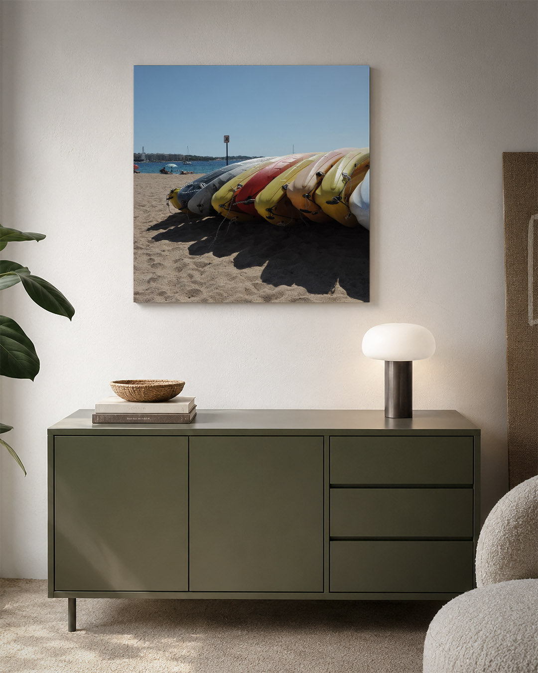 Kleurrijke kajaks strand kunstwerk – detailweergave – deze kunstwerk toont een rij kleurrijke kajaks op een zandstrand met