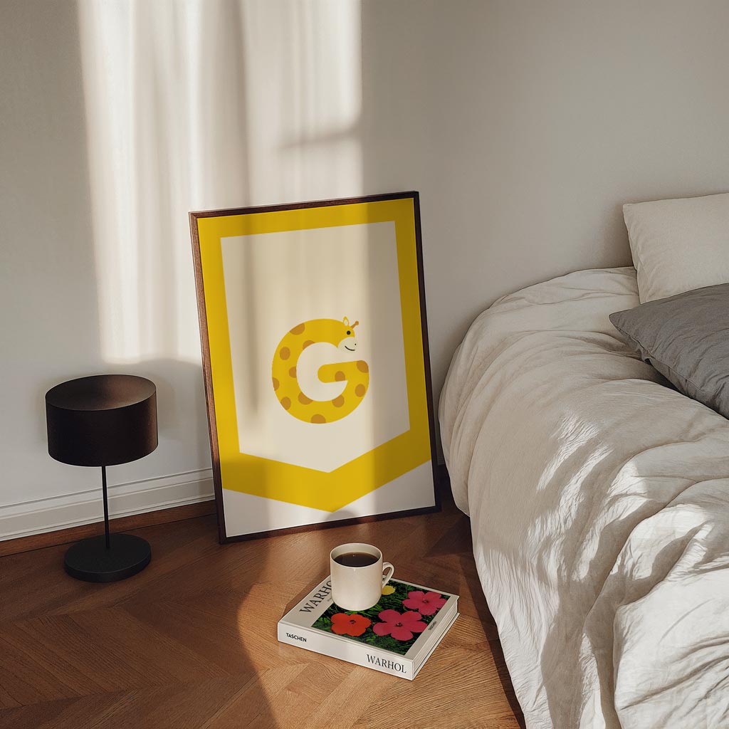 Vrolijke Giraffe Alfabet – kinderposter in staand formaat