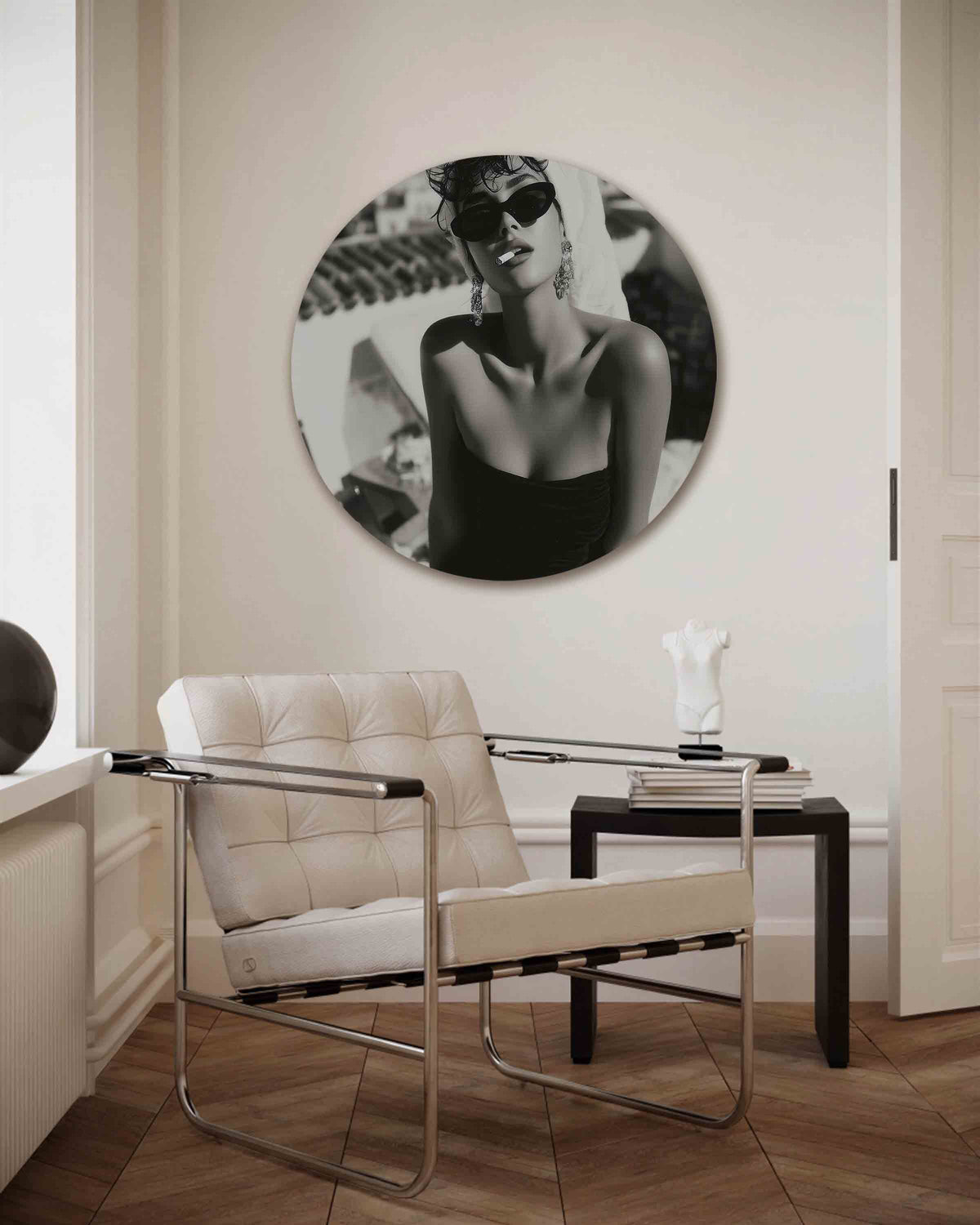 Zwart wit portret – kleurrijke muurcirkel als ronde wanddecoratie