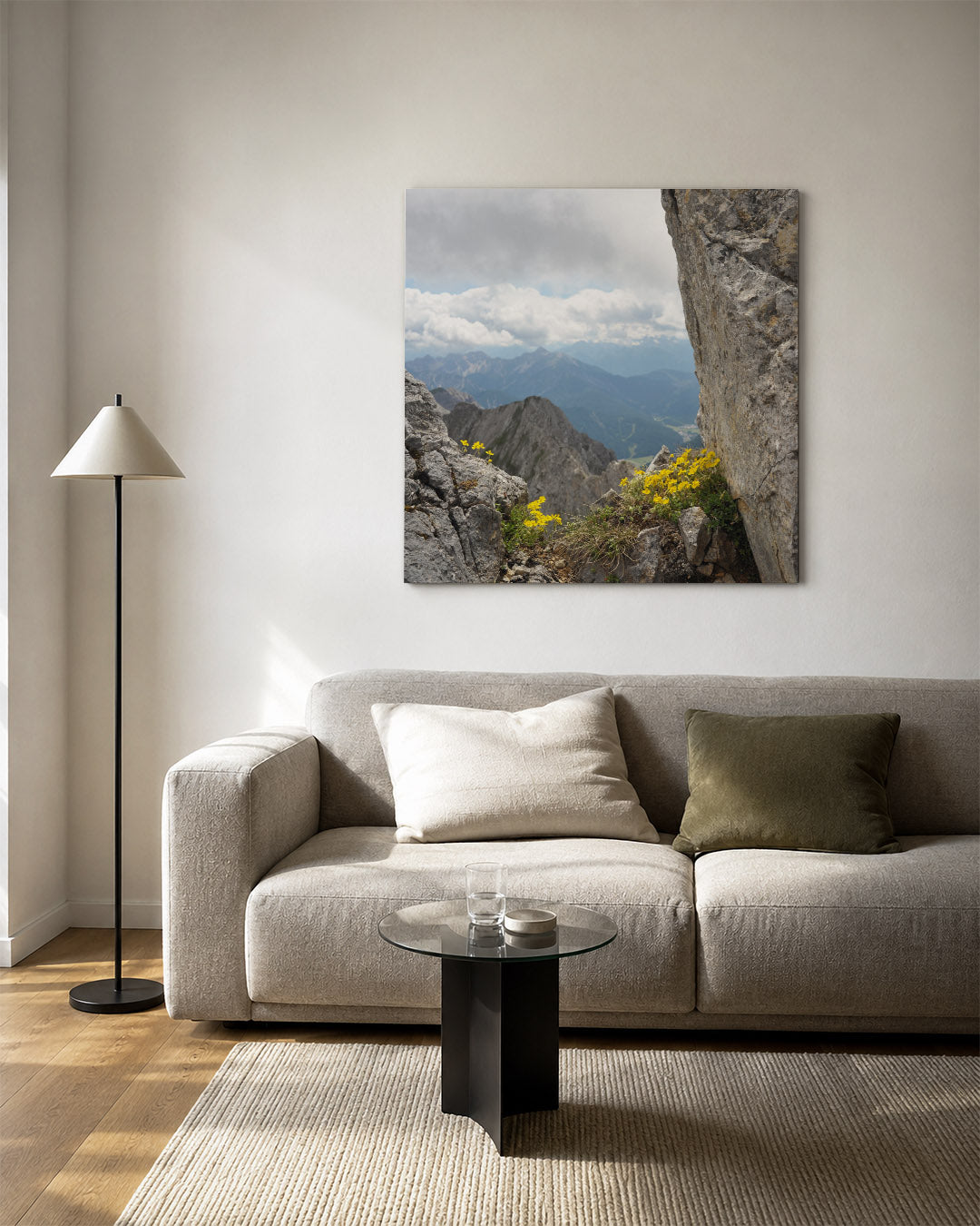 Berglandschap met bloemen kunstwerk – vierkante wanddecoratie – deze kunstwerk toont een indrukwekkend berglandschap met