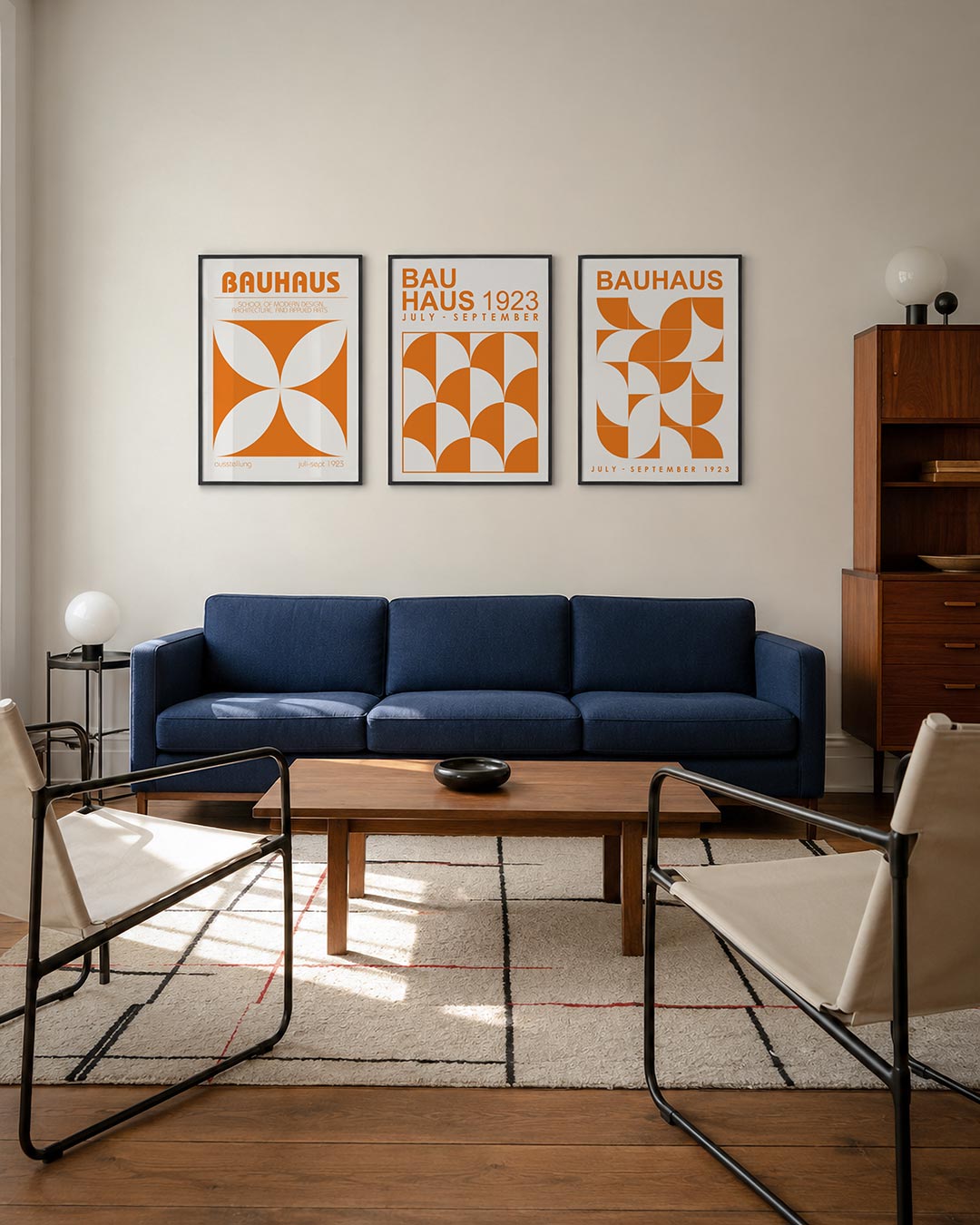 Vormen en vlinders driedelige posterset – deze posterset in drie delen toont een oranje vierkant met witte bloemachtige