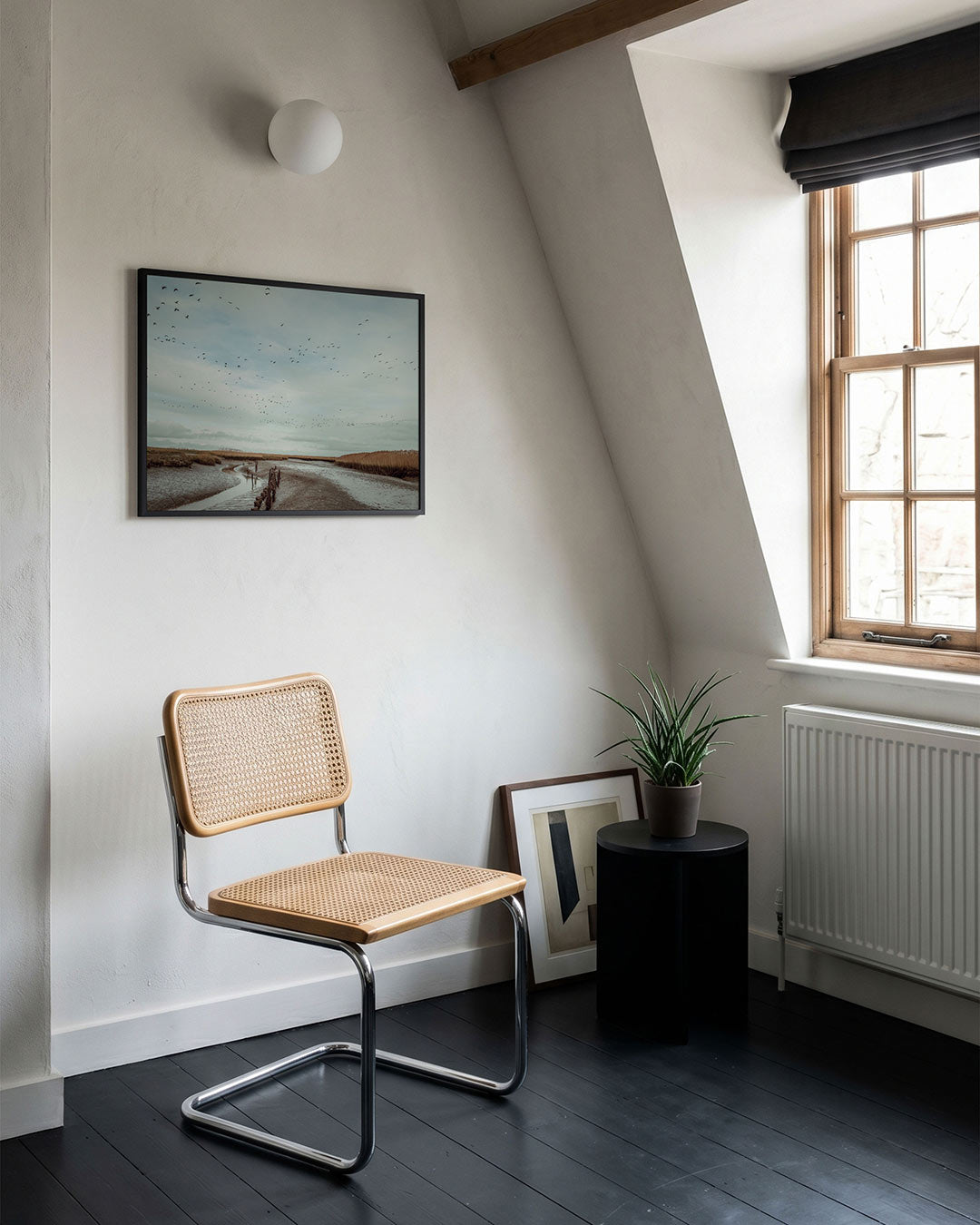 Vogels boven landschap poster – tweede productweergave – een serene lucht vol vogels boven een uitgestrekt landschap met