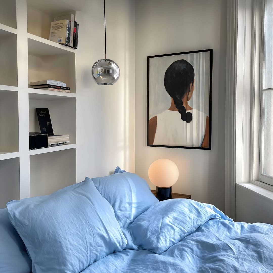 Vrouw met vlecht in witte jurk – vrouwelijk portret als moderne wandkunst