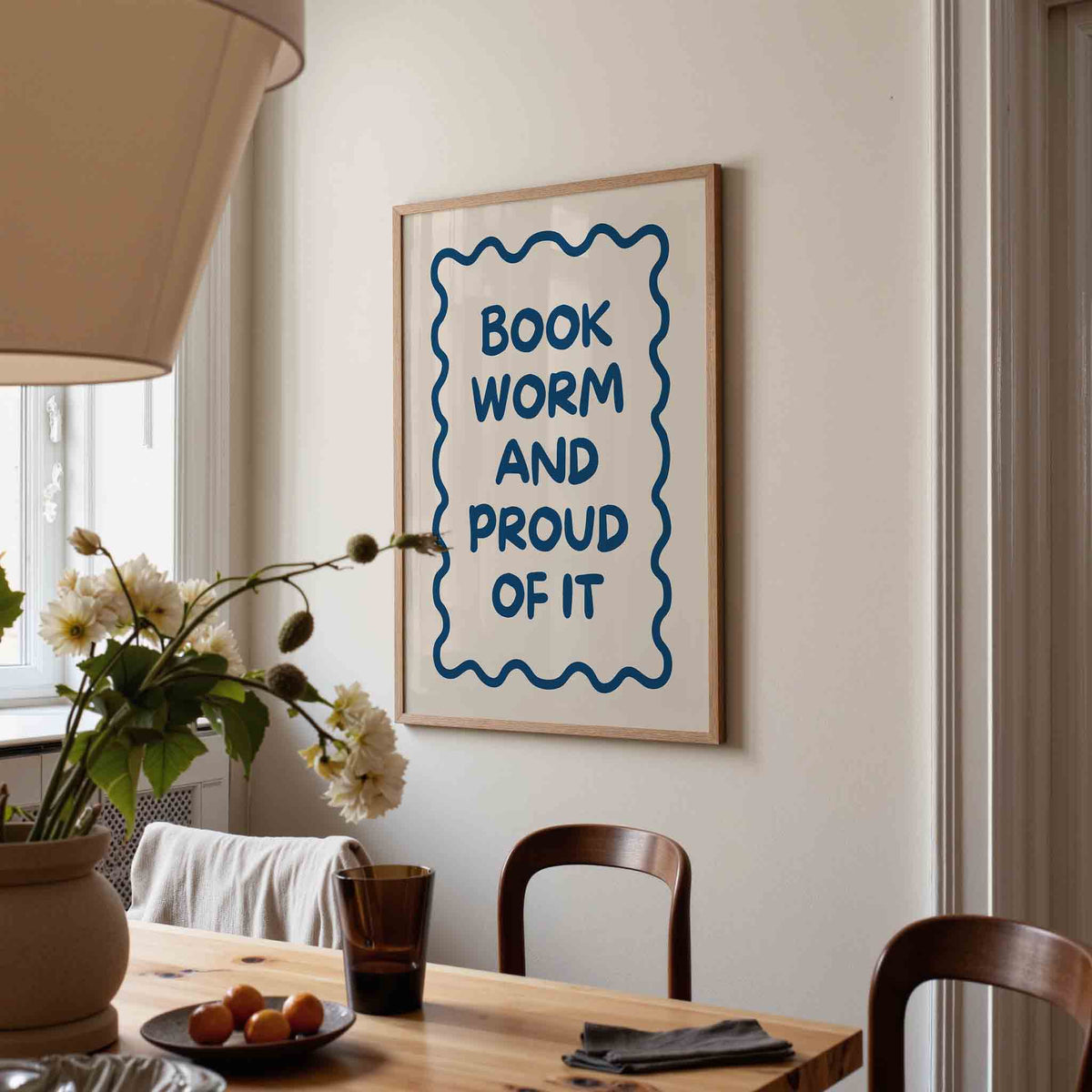 Boekwurm trots – eigentijdse illustratie poster in staand formaat