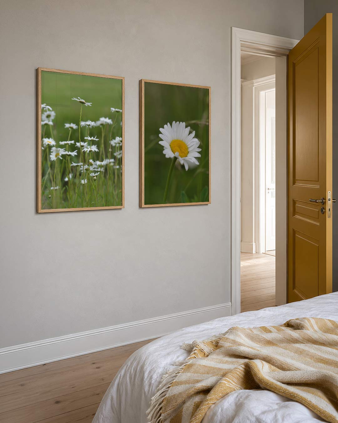 Bloemen en groen posterset – detailweergave – witte bloemen wiegen op lange stelen tegen een wazige groene achtergrond. De