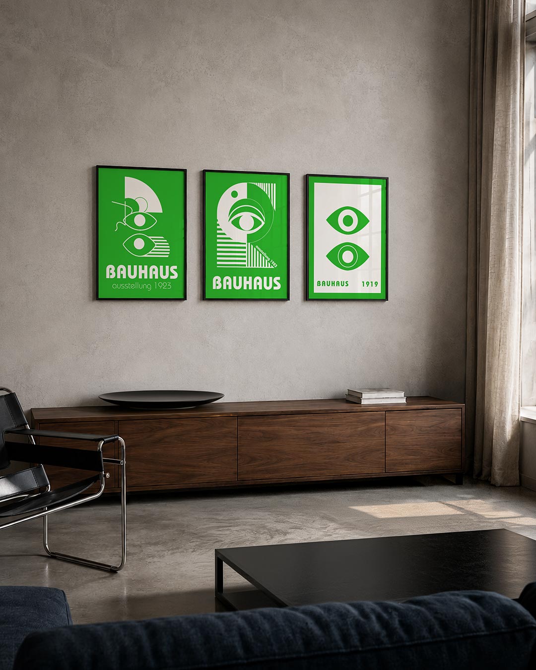 Vormen en vlakken driedelige posterset – heldere groene achtergrond met witte geometrische vormen en lijnen. Twee gestileerde