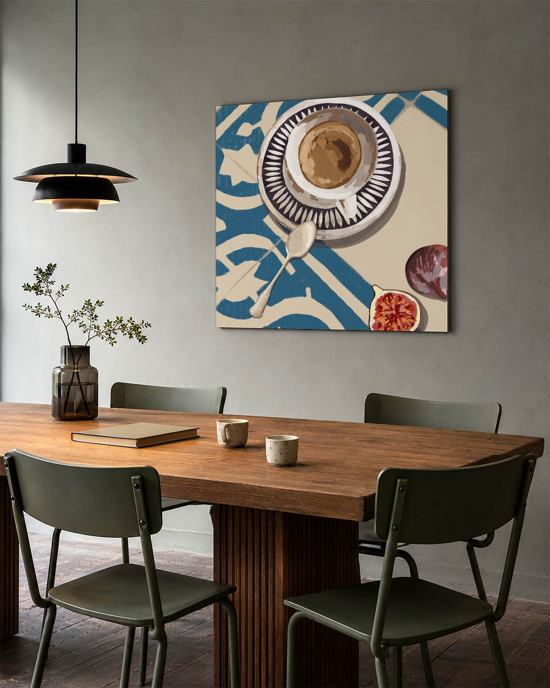 Koffie en vijg compositie kunstwerk – tweede productweergave – dit werk toont een kop koffie op een decoratieve ondergrond