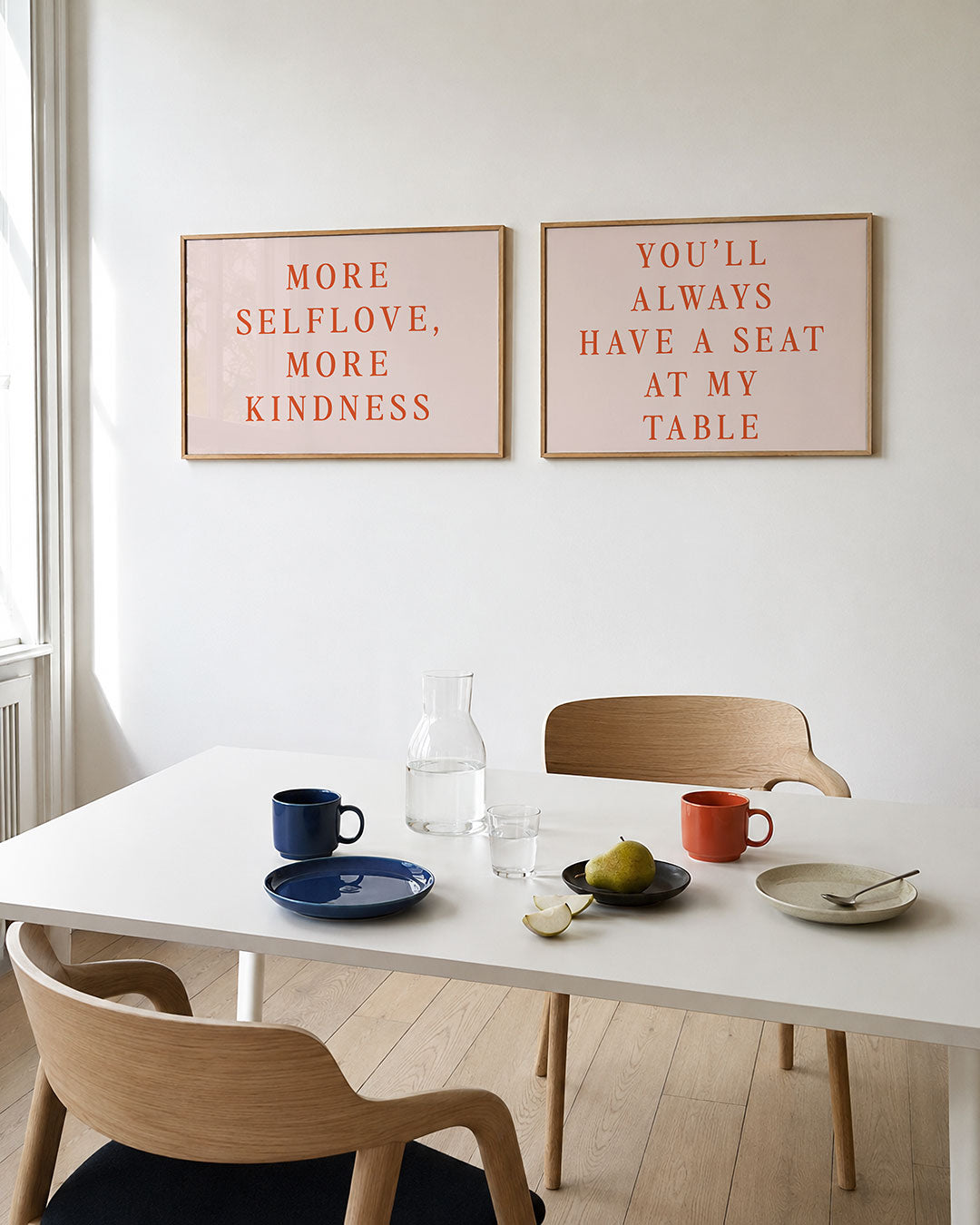 Twee liggende posters met een krachtige tekst in warme oranje letters, aan de muur in een interieur