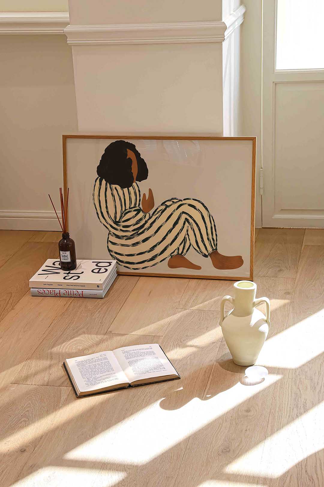 Zittende figuur met strepen – liggende portret wanddecoratie van WallArtistic