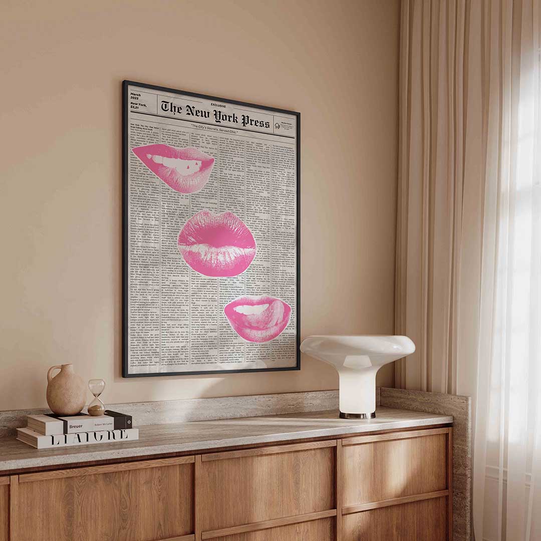 Roze lippen op krantenachtergrond – kleurrijke Pop Art poster in staand formaat