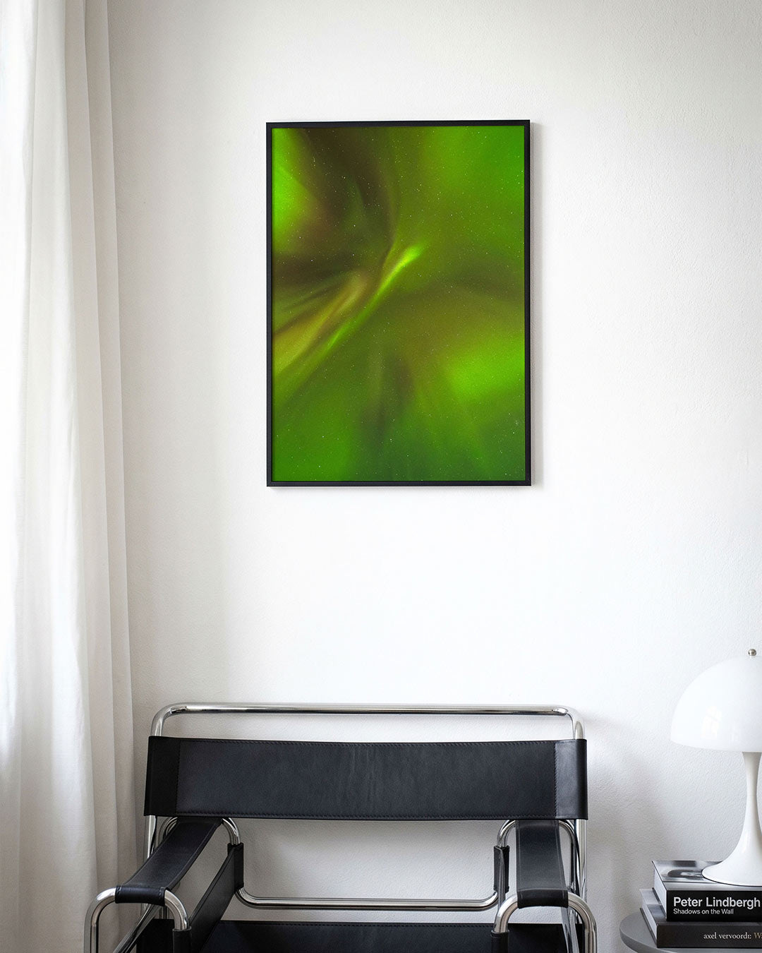 Groene lichtslierten poster – derde productweergave – deze poster toont een dynamisch spel van groene lichtslierten tegen een