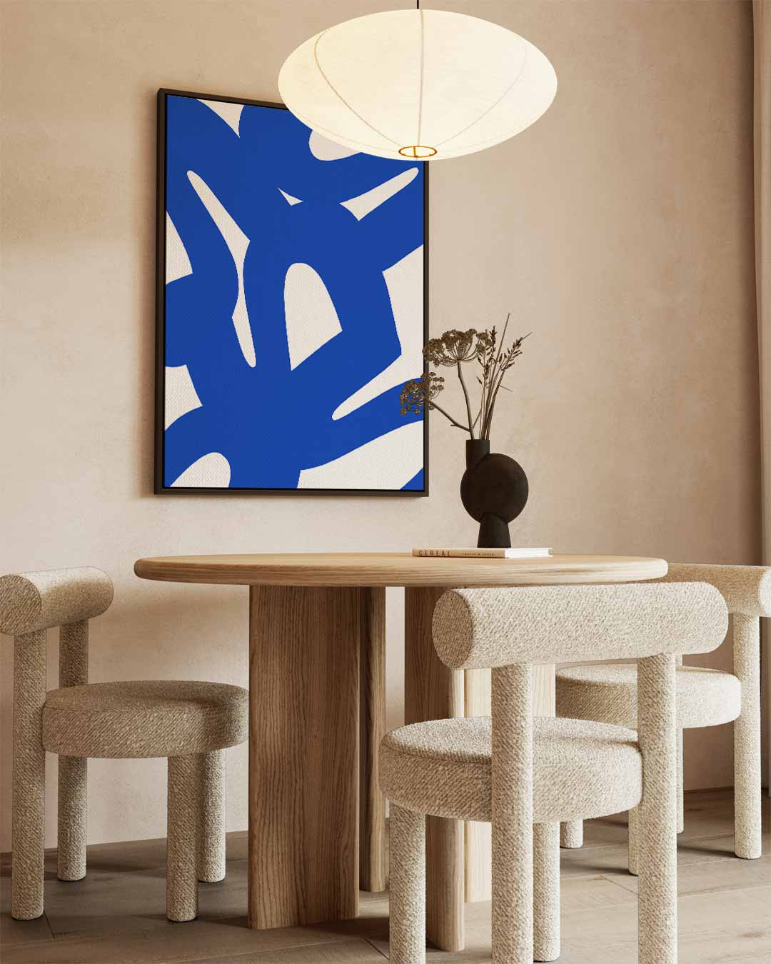 Dynamische Blauwe Krabbels – kunstwerk met zwarte baklijst