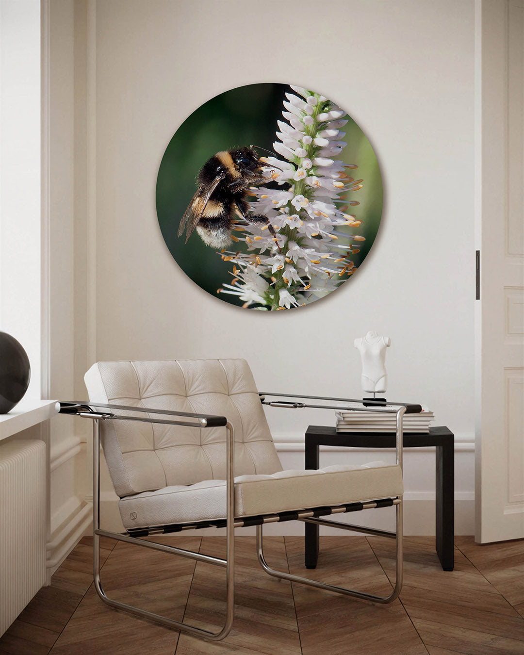Bij op witte bloem – fotografie muurcirkel als ronde wanddecoratie
