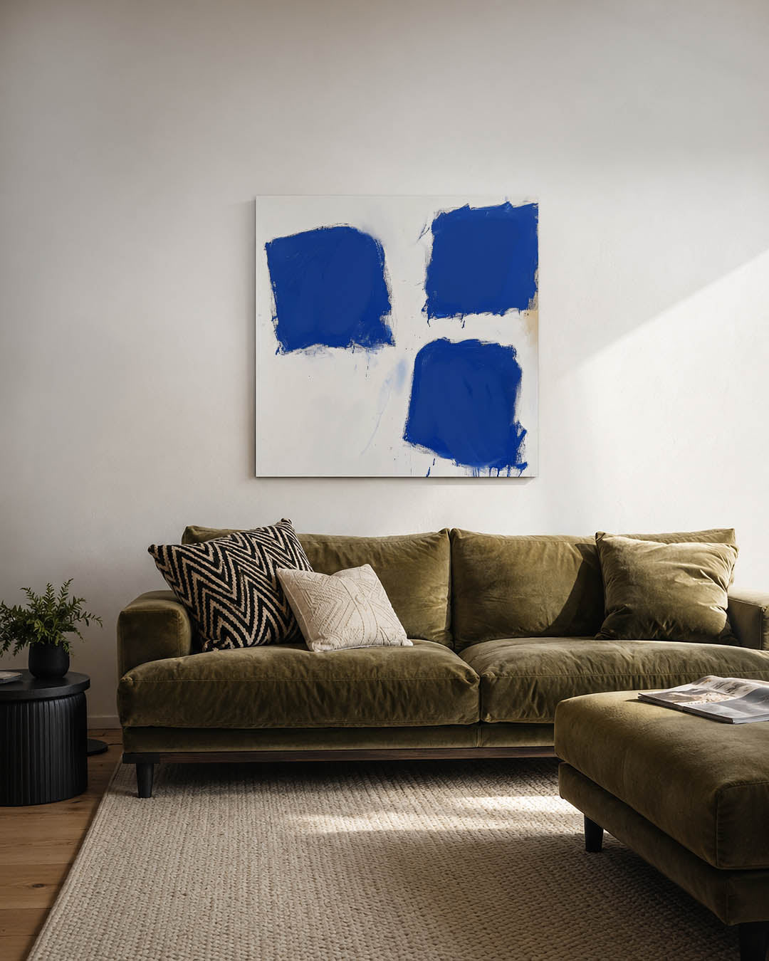 Dynamische blauwe vlakken kunstwerk – derde productweergave – dit werk toont drie grote, onregelmatige blauwe vlakken op een