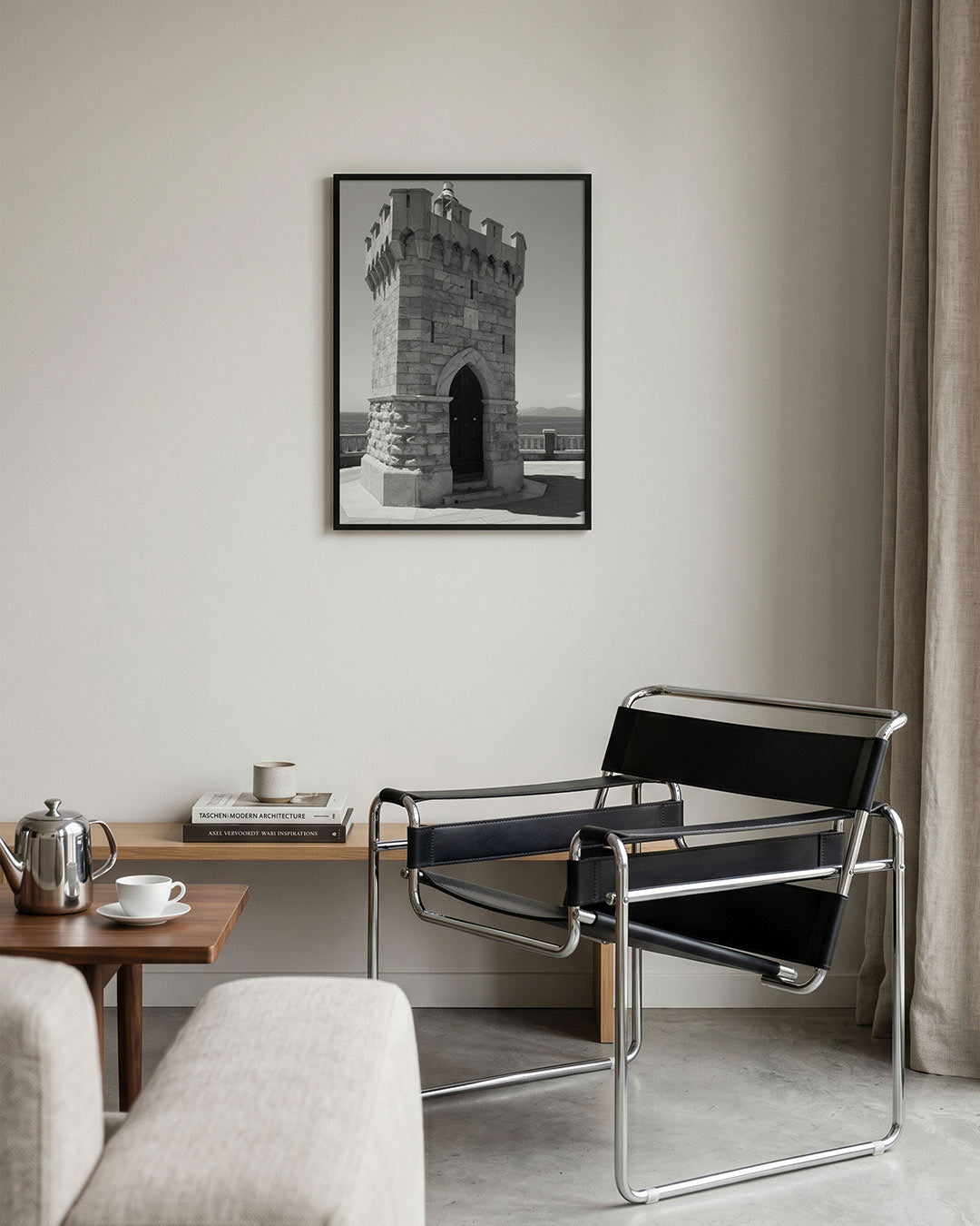 Toren poster – tweede productweergave – deze poster toont een stenen toren met een deur, omringd door een zee en bergen. De