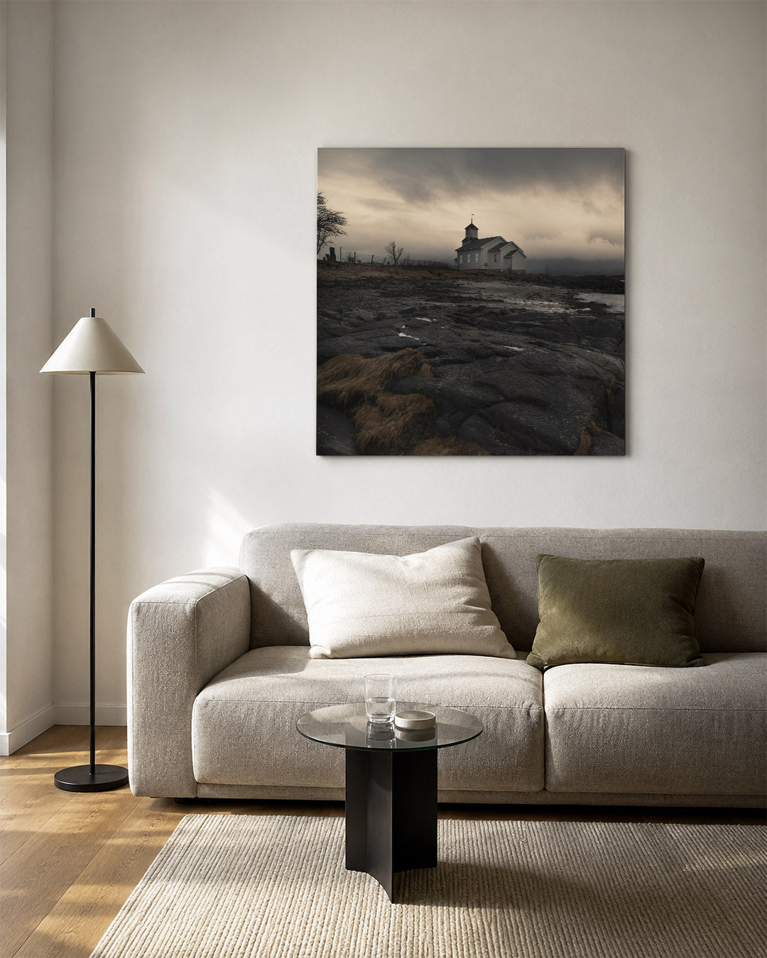 Rustiek landschap kunstwerk – vierkante wanddecoratie – een eenzaam gebouw staat op een rotsachtige kustlijn onder een